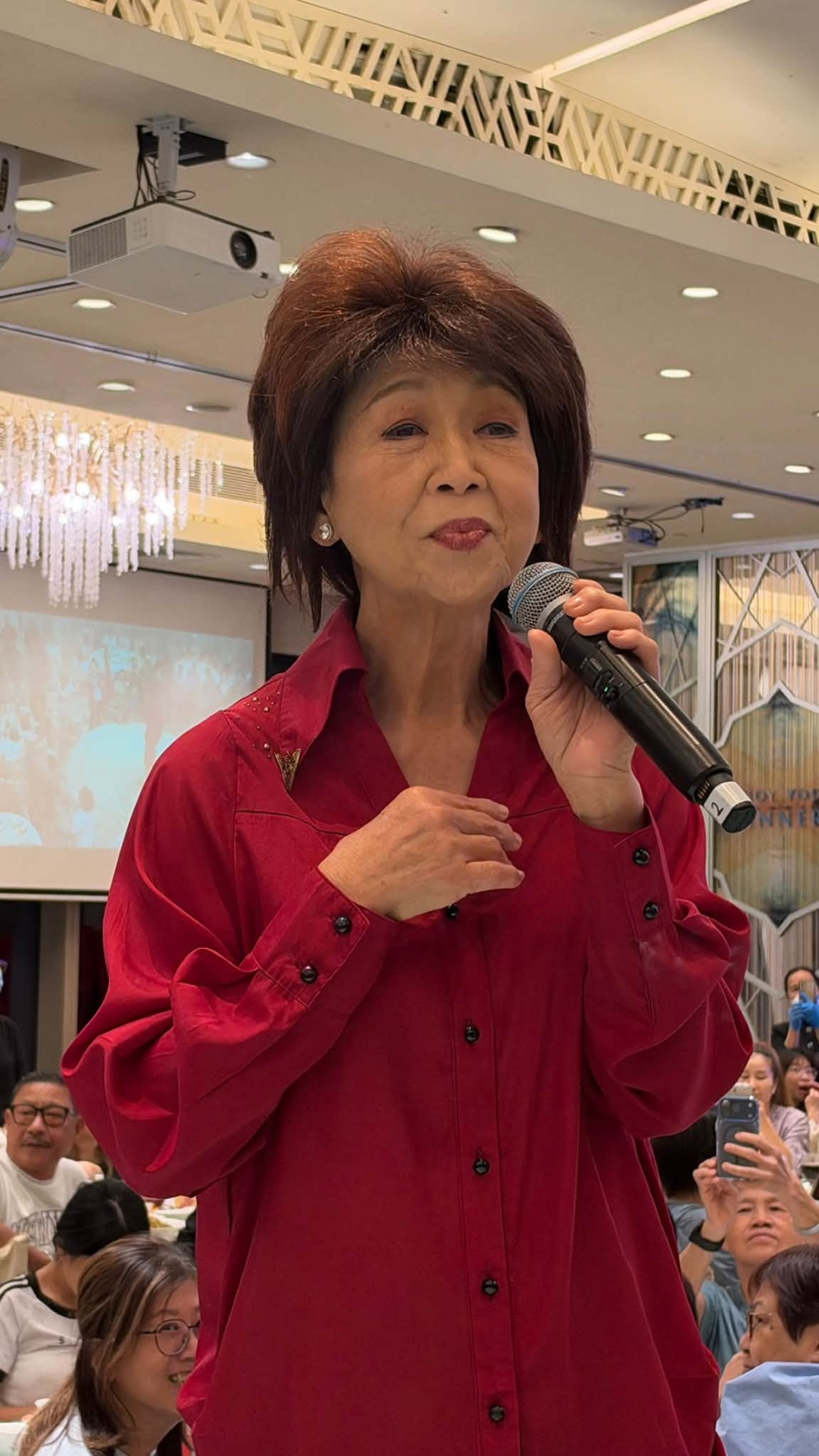 朱咪咪戴有招牌蓬鬆的深啡色短髮，雖然妝容精緻，不過略見疲態（圖片來源：《快拍.曼鏡頭》fb）