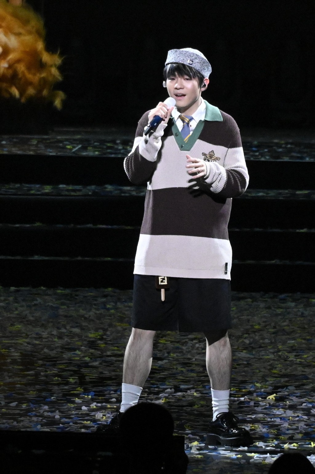 Ian短褲look晒飛毛腿。 Ian短褲look晒飛毛腿。