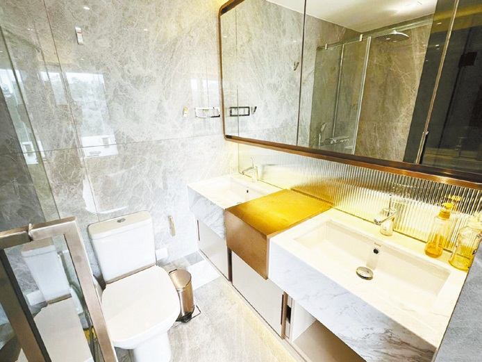浴室善用云石纹理装饰，附带多面镜柜设计。