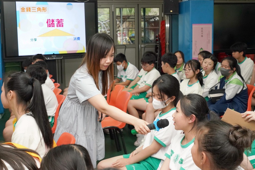 經專業培訓的社工透過度身設計的校園活動,向小學生傳遞正向人生的訊息。 經專業培訓的社工透過度身設計的校園活動,向小學生傳遞正向人生的訊息。