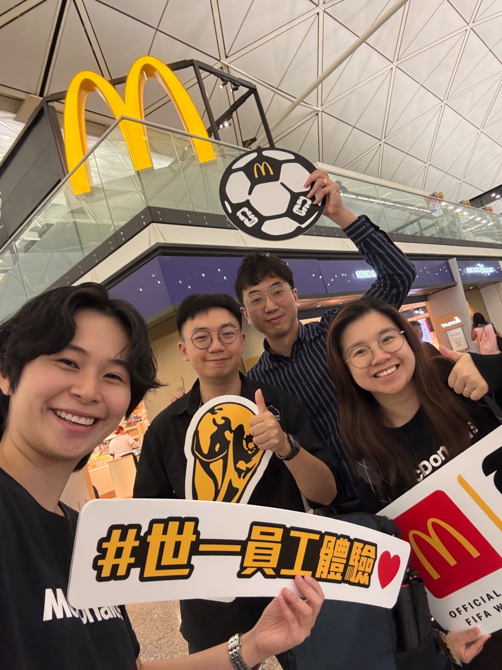 香港麥當勞同事齊齊為 Connor 的紐約之旅打氣,更於出發日親身到機場送機,共同分享這份喜悅。 香港麥當勞同事齊齊為 Connor 的紐約之旅打氣,更於出發日親身到機場送機,共同分享這份喜悅。