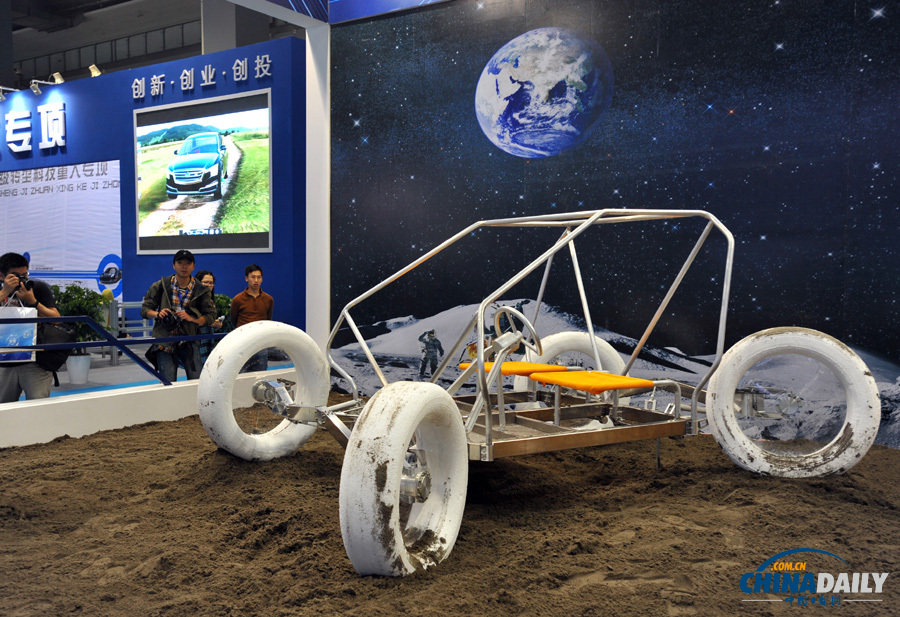 中国一款可载人月球车曾在一展览中公开。