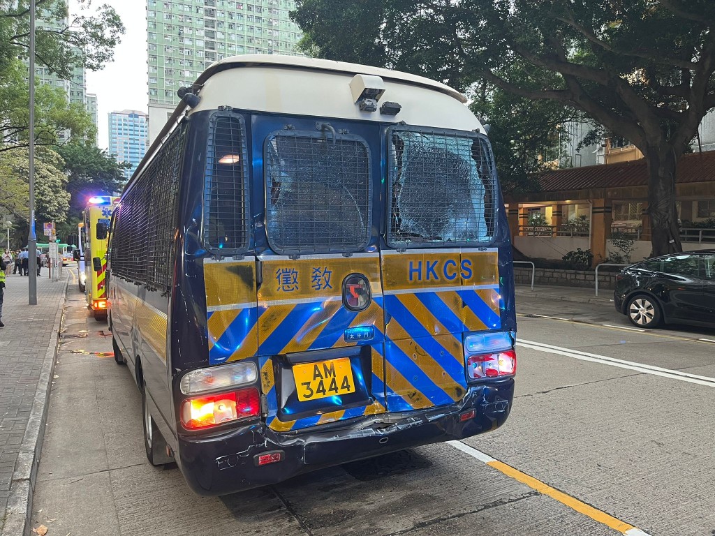 囚車車尾凹陷。 囚車車尾凹陷。