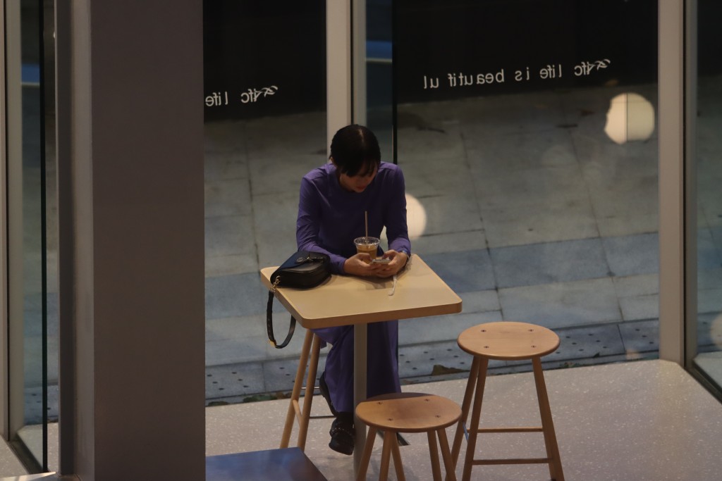 Renci同男友分開後，自己坐低歎杯咖啡。