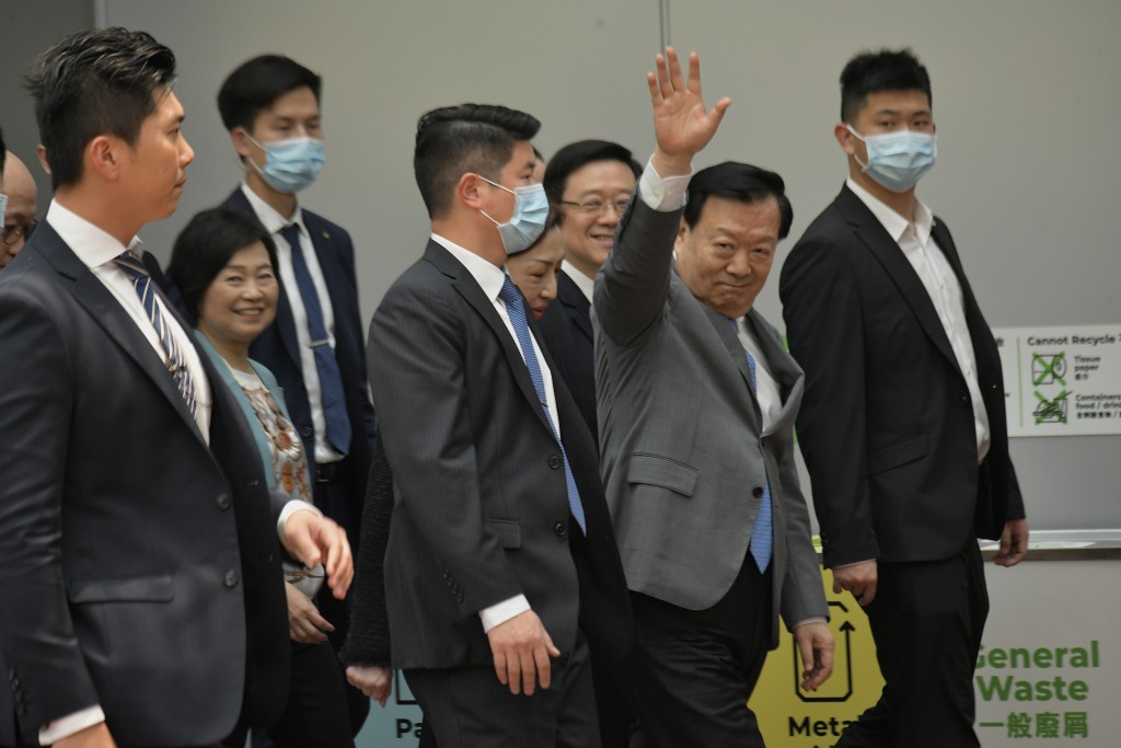 夏寶龍在李家超及官員陪同下，遊覽香港大學。