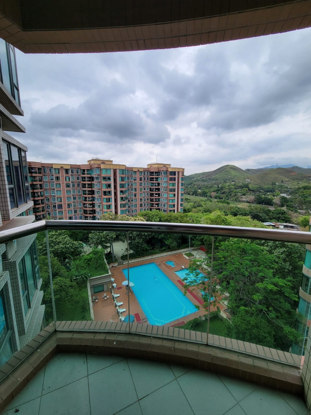 從露台向外望,為內園泳池景及山景。