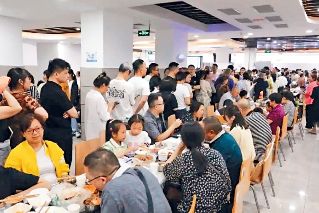 重慶一區政府機關食堂內,擠滿就餐遊客。