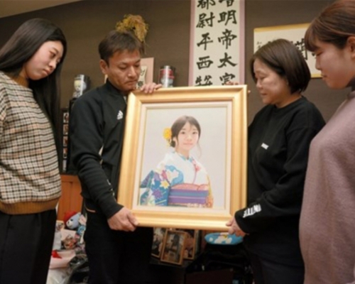 日本女生慘遭同學欺凌自殺身亡，父母助圓夢以肖像畫出席成人禮。