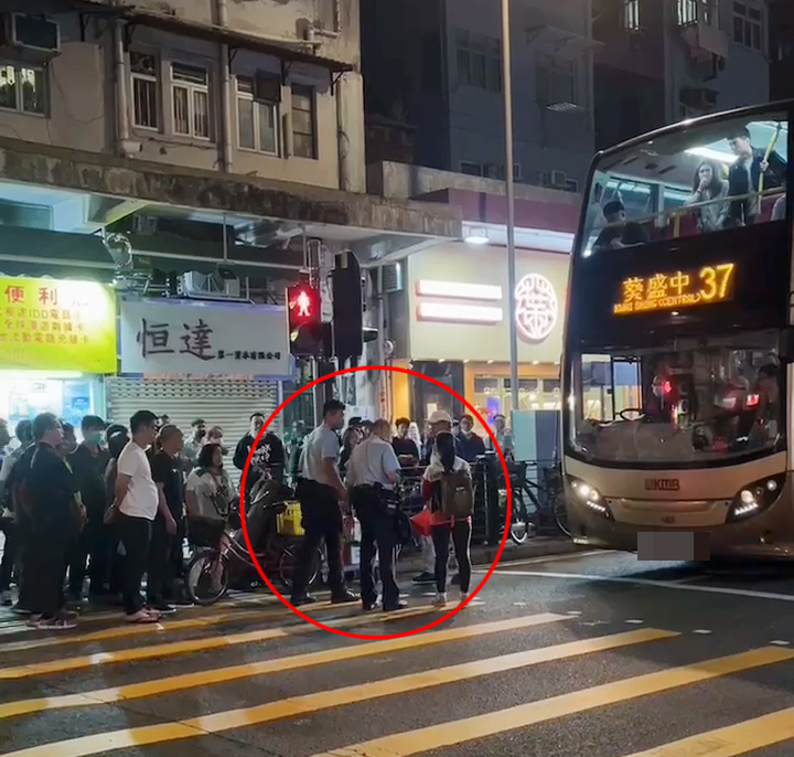 拍攝者表示，警員耐心勸了很久，女生才走回行人路讓巴士開走。