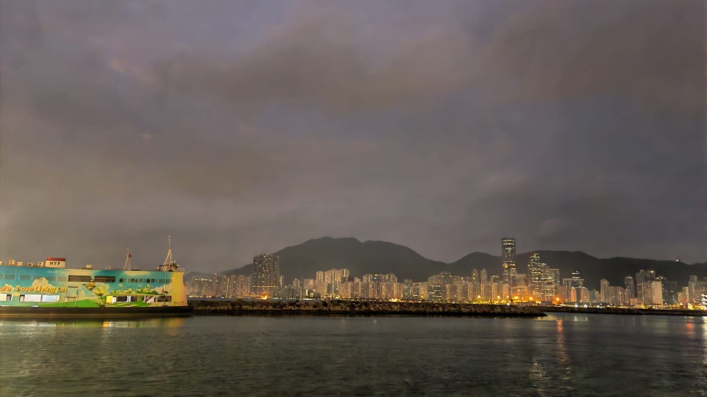 本港地區今日大致多雲,有一兩陣雨。蔡楚輝攝 本港地區今日大致多雲,有一兩陣雨。蔡楚輝攝