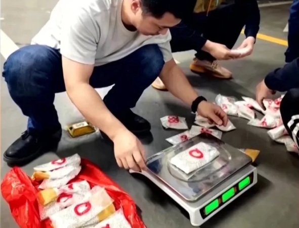 为方便携带，犯罪集团将原块白银打碎拆分成颗粒状，并分装成小包。 央视