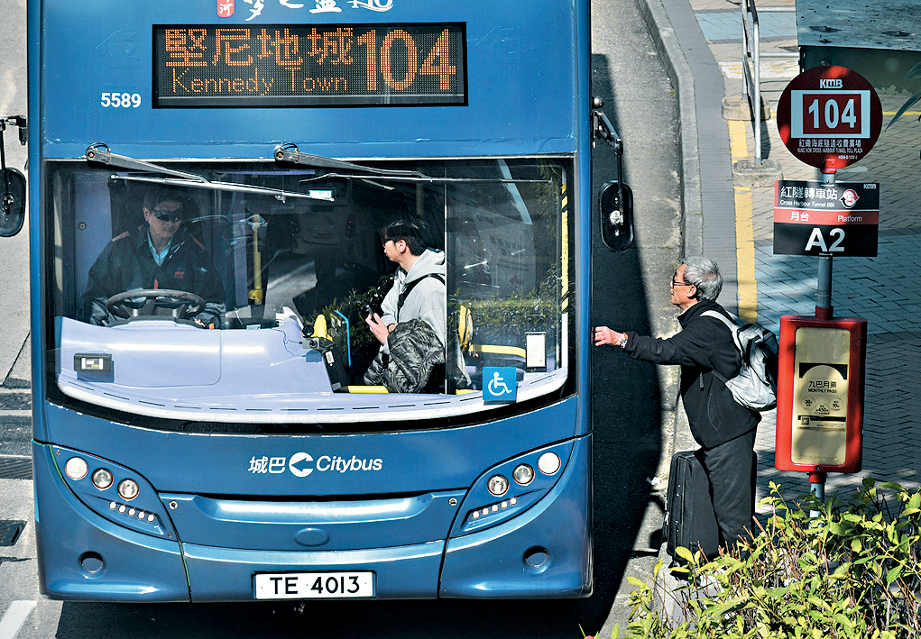 政府通過3個專營巴士營辦商上調車費，補貼「兩元乘車」的開支將會增加。