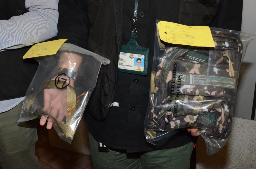 警方檢獲的背囊及背囊帶。李子平攝