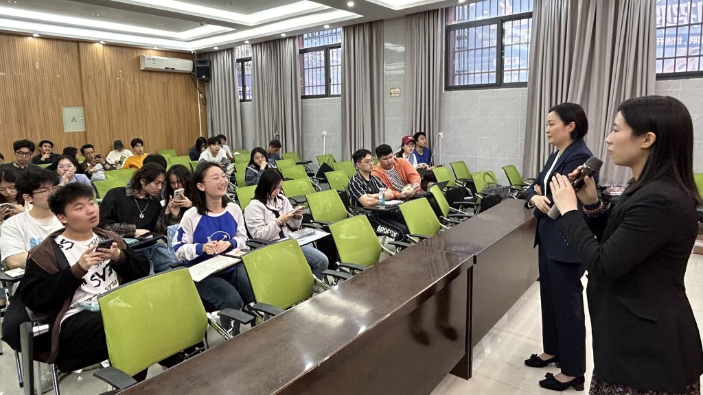 驻武汉办入境事务组到访武汉大学及华中科技大学，举办「香港人才入境计划宣讲会」，约250名学生踊跃报名参与。政制及内地事务局fb