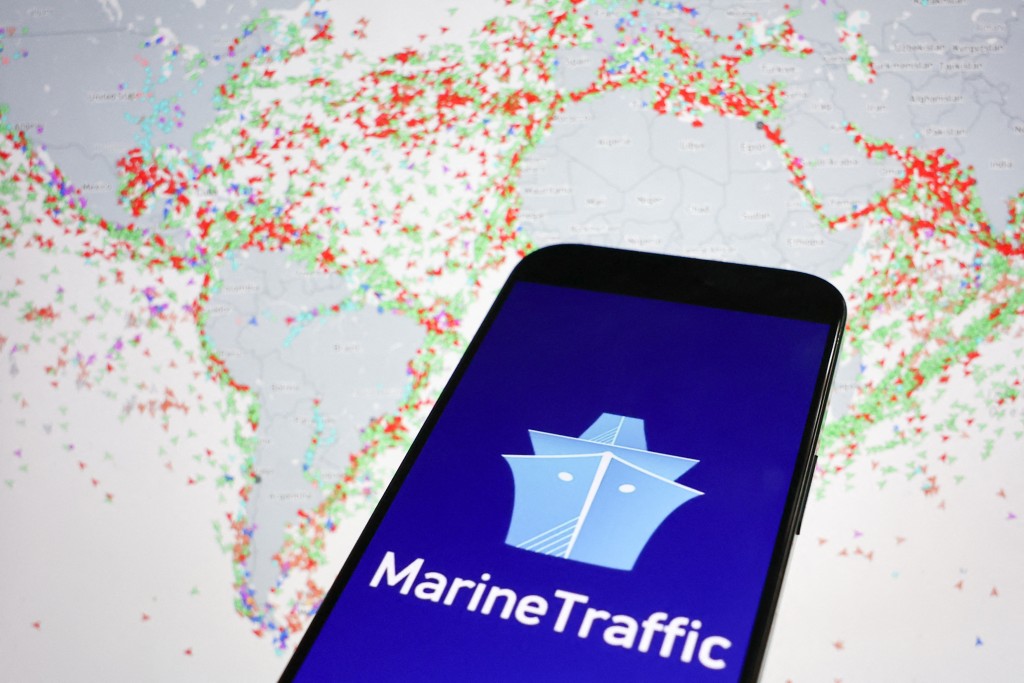 海上船隻追蹤平台發現有貨櫃船與油輪，將目的地或識別訊號修改。(法新社)