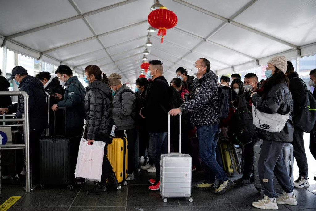 另外，中國旅行社出境團隊游業務2月6日試點恢復，旅行社及在線旅遊企業可開展出境團隊旅遊和「機票+酒店」業務。路透