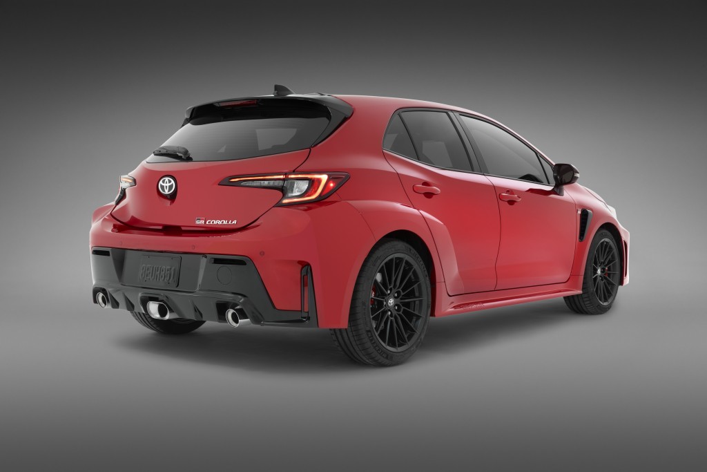 豐田2025年北美新版GR Corolla,車尾定翼及整流器以亮黑色包裝。 豐田2025年北美新版GR Corolla,車尾定翼及整流器以亮黑色包裝。