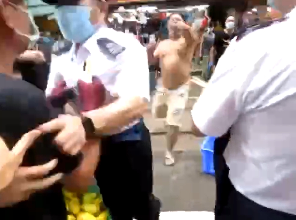食環署人員阻止期間一名赤膊男子走近。網上片段截圖