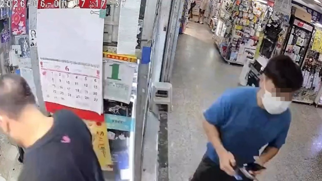藍衫男子手持 iPhone，突然轉身跑走。Threads片段截圖