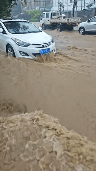 受台风巴威外围环流影响，沈阳市因暴雨陷入历史性瘫痪。 抖音