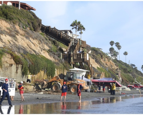 救援人員正搜救有否更多人被困。AP