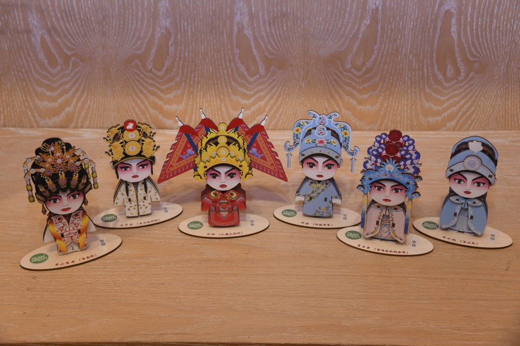 随书发售的儿童粤剧造型木拼人偶，一套8款，造型精美。