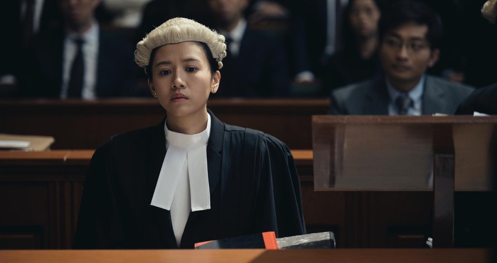 杨偲泳在《毒舌大状》饰演新晋大律师方家军一角。