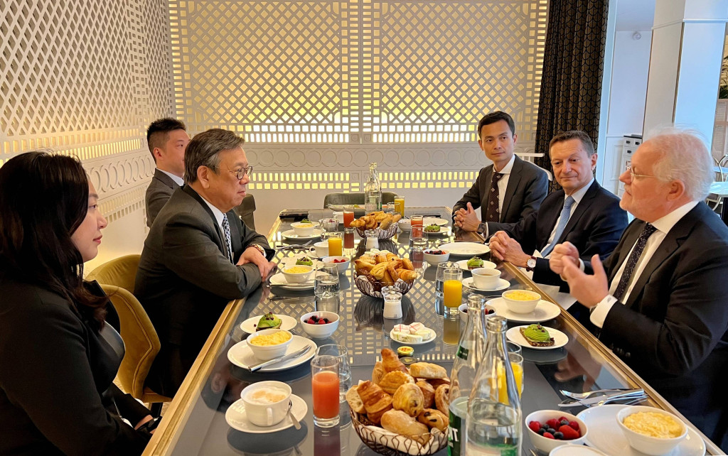 丘應樺（左二）在會議前與法國香港商會進行早餐會議，推廣香港的優勢和機遇。