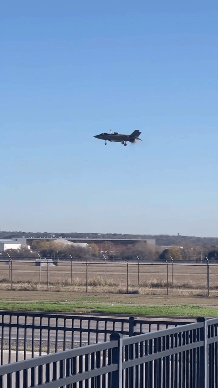 德州北部一个空军基地， 一架F-35B战机尝试垂直降落。