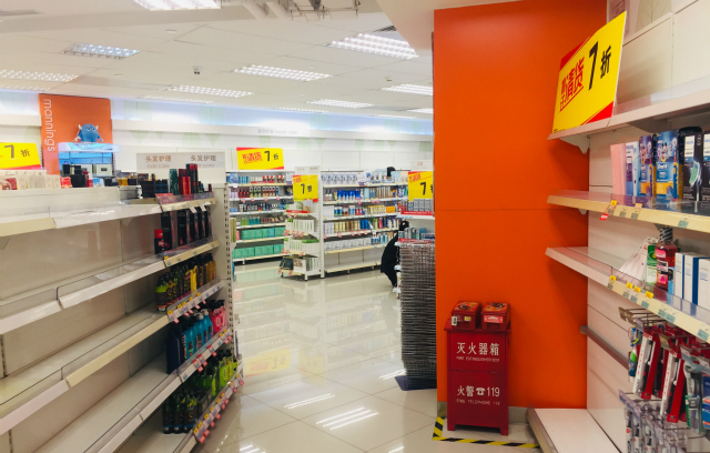 2020年萬寧於上海最後一家門店關閉，部分貨架上的貨品已經售罄。（來源：第一財經）