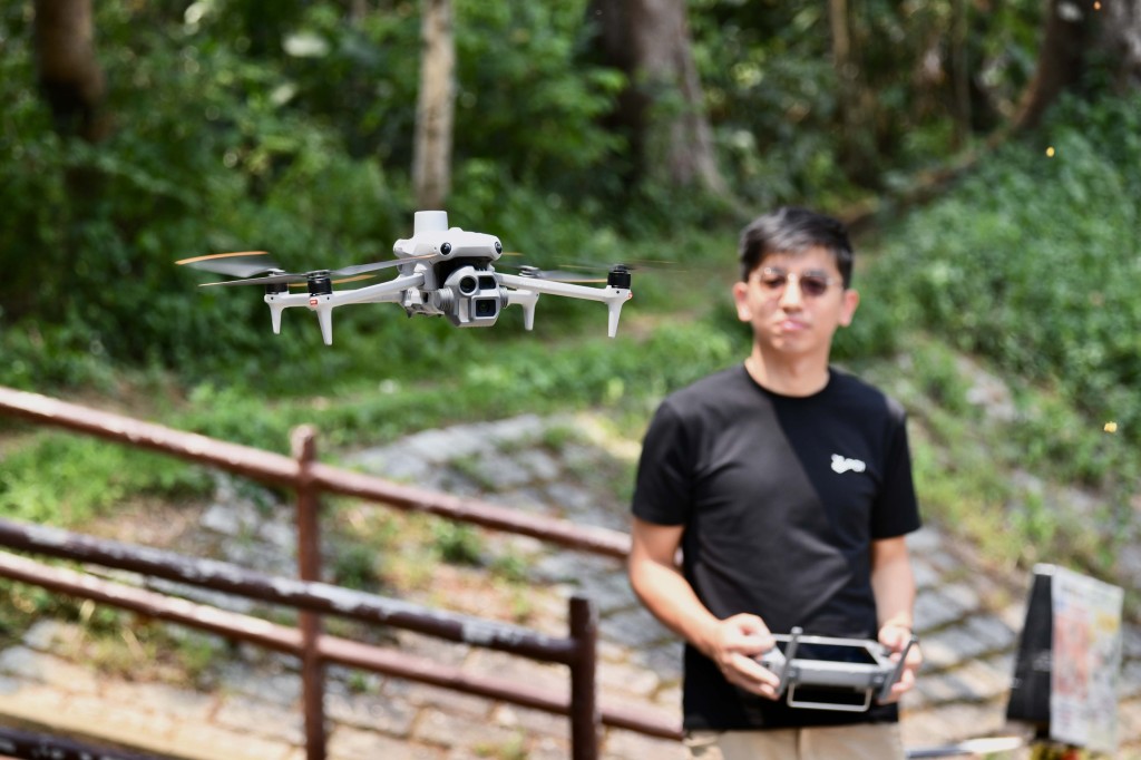 食環署利用高精準度專業測繪用的無人機，在地形複雜及植被茂密的山坡地區進行拍攝，以精準識別積水及潛在蚊子滋生地。