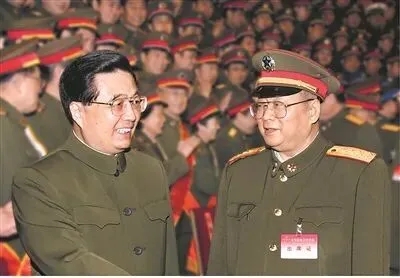 2006年1月11日，胡锦涛出席全军后勤工作会议时与廖锡龙在一起。