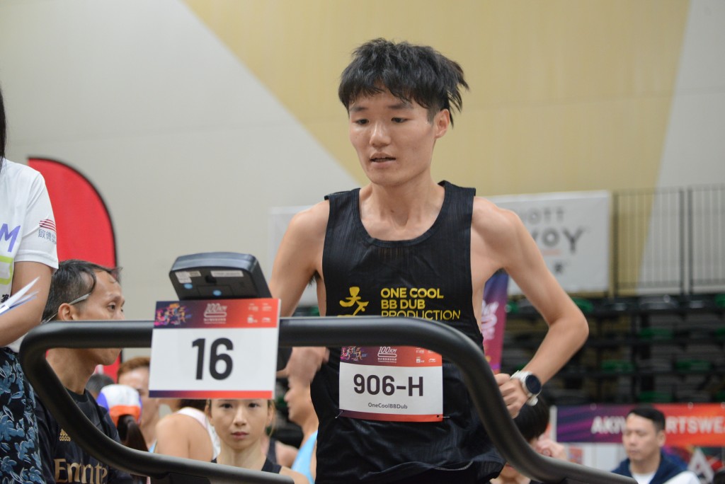 去年代表乐家跑会的港队长队代表黄冠衡，今年代表自己刚成立的跑会One cool bb dub 出战。杨功煜摄