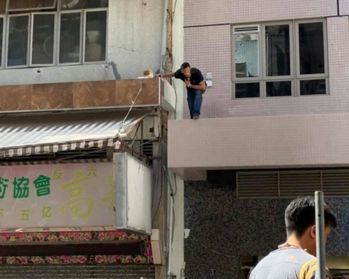 其中一名男子圖爬入單位,被人發現。 網圖