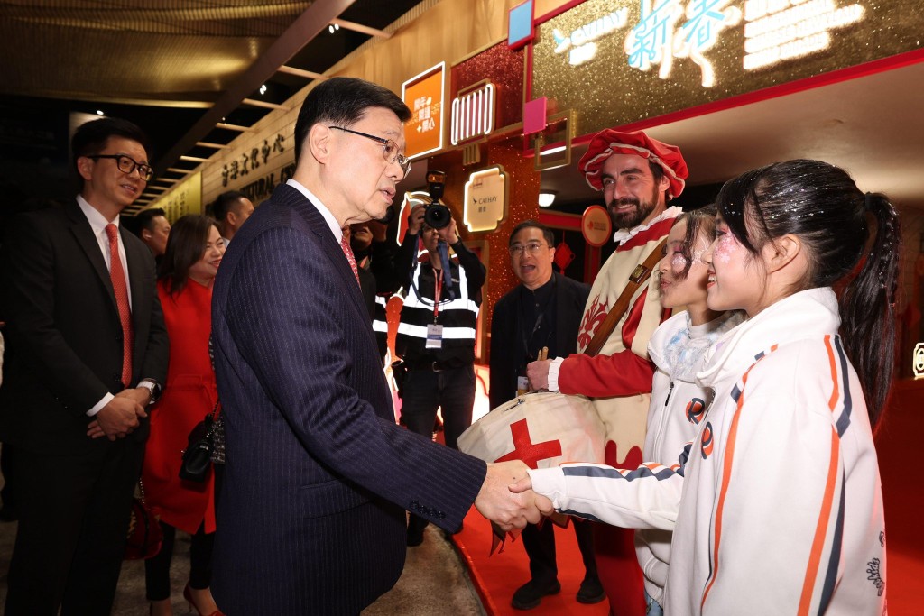李家超於欣賞表演前和部分表演團隊代表見面並送上馬年祝福。李家超FB
