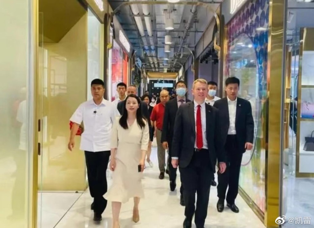 纽西兰总理希普金斯在北京秀水街开心购物。 