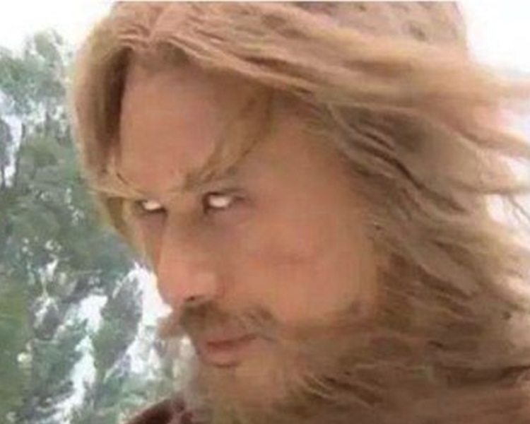 徐锦江拍摄时全程「人工反白眼」。微博