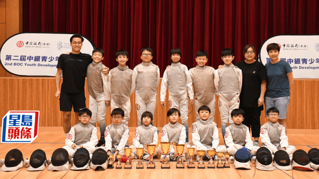   香港道教聯合會圓玄學院陳呂重德紀念學校，參加中銀青少年發展計劃，獲得資源舉辦劍擊班。 