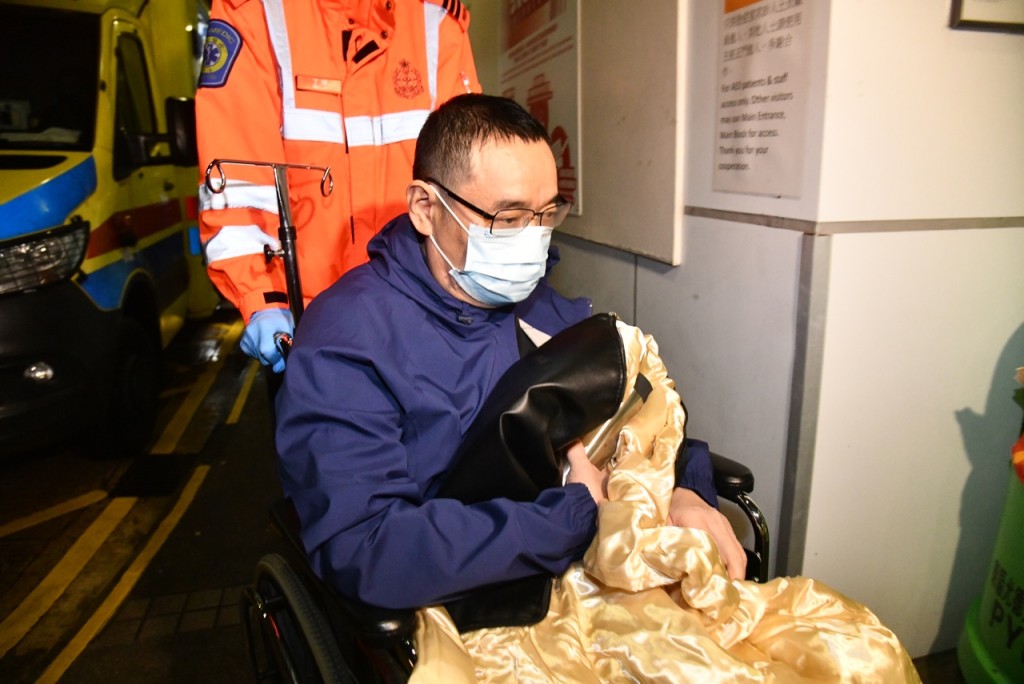 男子由消防救起送院东区医院治理。