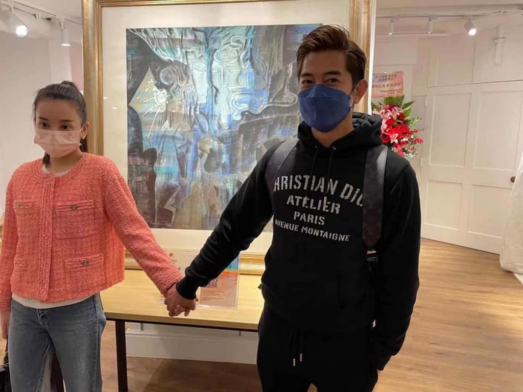 城城近年愛上睇畫展,達明想搵佢切磋吓。