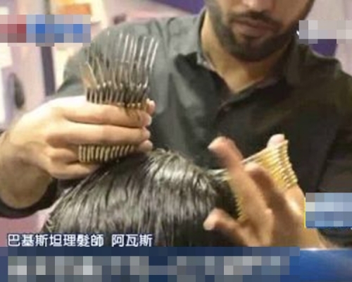 巴基斯坦一名髮型師可以同時用左右手拿27把剪刀幫客人剪髮。
