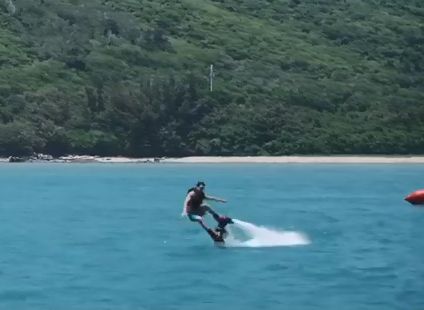 Kenny挑戰Flyboard（噴射滑板），最初多次失手。