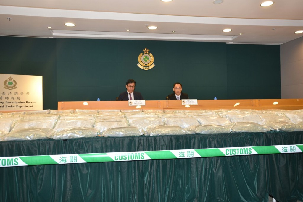 海關檢獲約131公斤懷疑大麻花,估計市值約2150萬港元。楊偉亨攝
