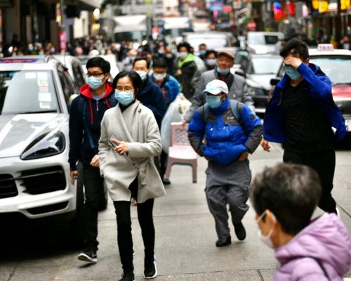 一罩難求,市民奔跑搶購口罩。資料圖片