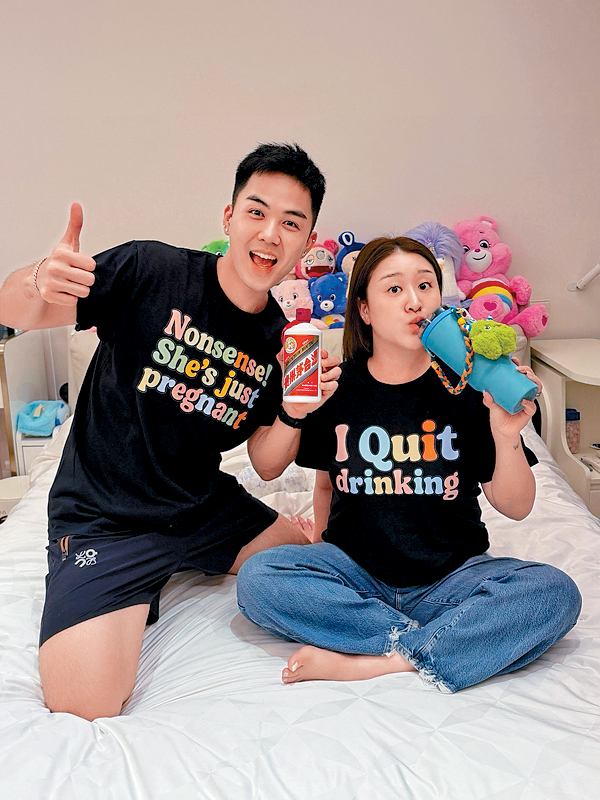 伍富橋公開太太腹大便便的照片，宣布即將榮升爸媽。