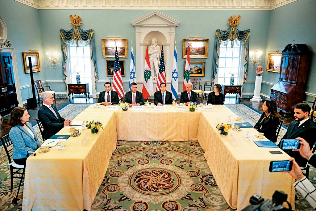 美國國務卿魯比奧（中）周二在華盛頓主持黎巴嫩（右）和以色列（左）代表的會談。