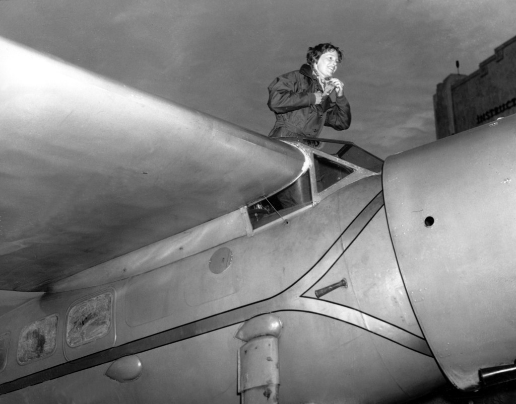 埃尔哈特爬出飞机驾驶舱时英姿飒飒。 美联社