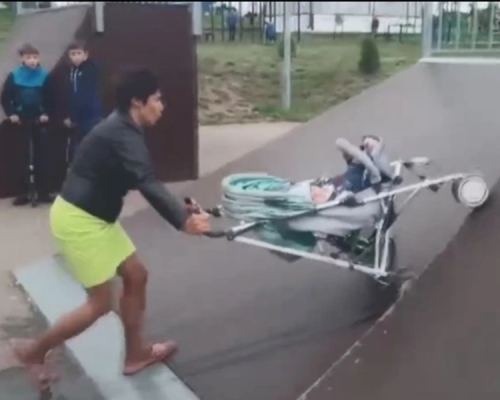 這名媽媽把嬰兒車當作滑板。網圖