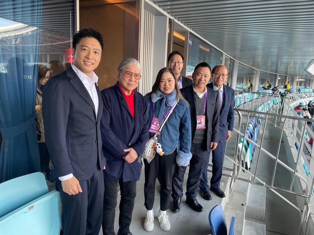 省港盃│文體旅局局長羅淑佩、體育專員蔡健斌等到南沙為港隊打氣。羅淑佩fb