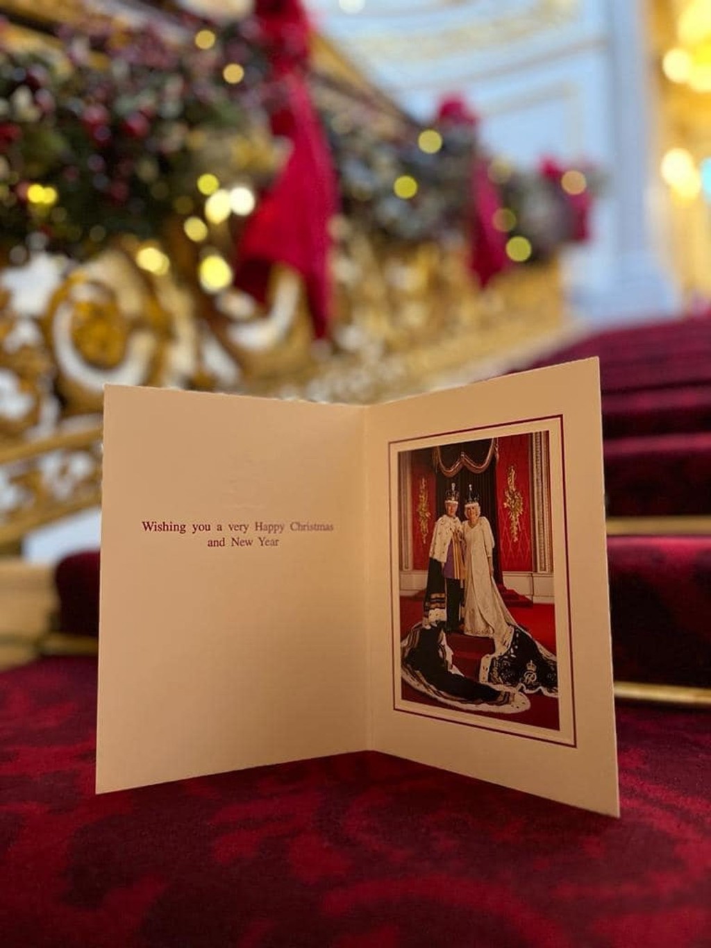 查理斯三世与王后卡米拉的圣诞卡照片，是5月加冕礼当天所拍摄。网上图片
